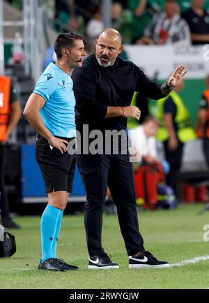 Budapest, Ungheria. 21 settembre 2023. Dejan Stankovic, capo allenatore del Ferencvarosi TC, parla con Miguel Angel Ortiz Arias, il quarto ufficiale durante la partita di UEFA Europa Conference League 2023/24 gruppo F tra Ferencvarosi TC e FK Cukaricki al Groupama Arena il 21 settembre 2023 a Budapest, Ungheria. Credito: Laszlo Szirtesi/Alamy Live News Foto Stock