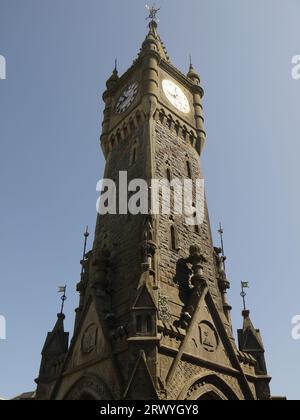 Machynlleth, Powys, Galles, Regno Unito - 22 giugno 2023: Scatto verticale dell'orologio di Machynlleth Town, raffigurato diagonalmente dal basso. Foto Stock