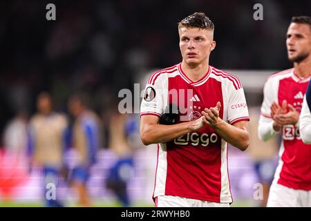 Amsterdam, Paesi Bassi. 21 settembre 2023. AMSTERDAM, PAESI BASSI - 21 SETTEMBRE: Anton Gaaei dell'AFC Ajax ringrazia i tifosi per il loro sostegno durante la partita di UEFA Champions League gruppo B tra l'AFC Ajax e l'Olympique de Marseille alla Johan Cruijff Arena il 21 settembre 2023 ad Amsterdam, Paesi Bassi. (Foto di Andre Weening/Orange Pictures) credito: Orange Pics BV/Alamy Live News Foto Stock