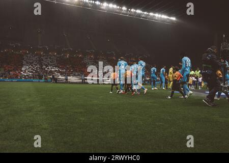 Il giocatore del Napoli entra in campo durante la partita di UEFA Champions League 2023/24 tra SC Braga e SSC Napoli all'Estadio Municipal de Braga, Braga, Port Foto Stock