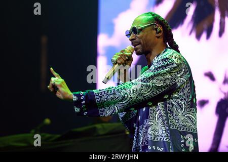 Colonia, Germania. 21 settembre 2023. Il rapper Snoop Dogg è sul palco durante un concerto alla Lanxess Arena. Credito: Henning Kaiser/dpa/Alamy Live News Foto Stock