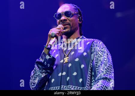 Colonia, Germania. 21 settembre 2023. Il rapper Snoop Dogg è sul palco durante un concerto alla Lanxess Arena. Credito: Henning Kaiser/dpa/Alamy Live News Foto Stock