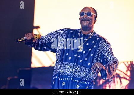 Colonia, Germania. 21 settembre 2023. Il rapper Snoop Dogg è sul palco durante un concerto alla Lanxess Arena. Credito: Henning Kaiser/dpa/Alamy Live News Foto Stock