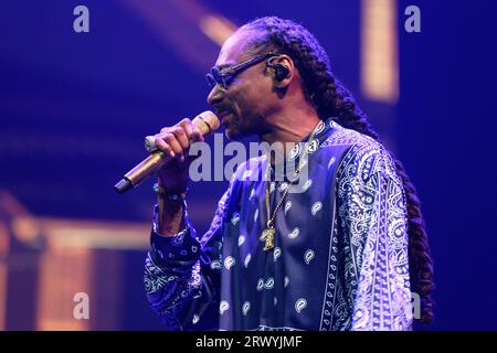 Colonia, Germania. 21 settembre 2023. Il rapper Snoop Dogg è sul palco durante un concerto alla Lanxess Arena. Credito: Henning Kaiser/dpa/Alamy Live News Foto Stock