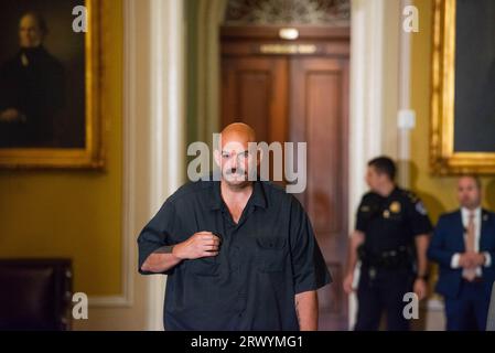 Washington, Stati Uniti d'America. 21 settembre 2023. Il senatore degli Stati Uniti John Fetterman (democratico della Pennsylvania) nell'Ohio Clock Corridor nel Campidoglio giovedì 21 settembre 2023. ?Credit: Annabelle Gordon/CNP/Sipa USA Credit: SIPA USA/Alamy Live News Foto Stock