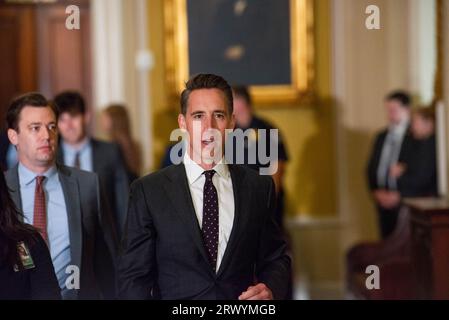 Washington, Stati Uniti d'America. 21 settembre 2023. Il senatore degli Stati Uniti Josh Hawley (repubblicano del Missouri) nell'Ohio Clock Corridor nel Campidoglio giovedì 21 settembre 2023. ?Credit: Annabelle Gordon/CNP/Sipa USA Credit: SIPA USA/Alamy Live News Foto Stock