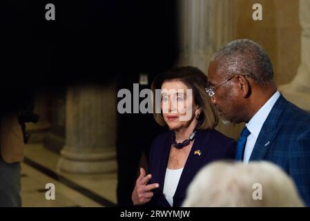 Washington, Stati Uniti d'America. 21 settembre 2023. Nancy Pelosi (Democratica della California) cammina attraverso la Hall of Columns nel Campidoglio giovedì 21 settembre 2023. ?Credit: Annabelle Gordon/CNP/Sipa USA Credit: SIPA USA/Alamy Live News Foto Stock