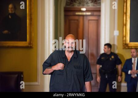 Washington, Stati Uniti d'America. 21 settembre 2023. Il senatore degli Stati Uniti John Fetterman (democratico della Pennsylvania) nell'Ohio Clock Corridor nel Campidoglio giovedì 21 settembre 2023. ?Credit: Annabelle Gordon/CNP/Sipa USA Credit: SIPA USA/Alamy Live News Foto Stock