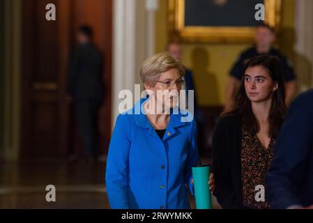 Washington, Stati Uniti d'America. 21 settembre 2023. La senatrice degli Stati Uniti Elizabeth Warren (Democratica del Massachusetts) nell'Ohio Clock Corridor nel Campidoglio giovedì 21 settembre 2023. ?Credit: Annabelle Gordon/CNP/Sipa USA Credit: SIPA USA/Alamy Live News Foto Stock