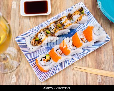 Sushi roll Uramaki Foto Stock