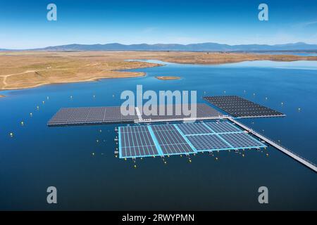 Nuoto fotovoltaico sul lago di stoccaggio Embalse de Sierra Brava, vista aerea, Spagna, Estremadura, Zorita Foto Stock