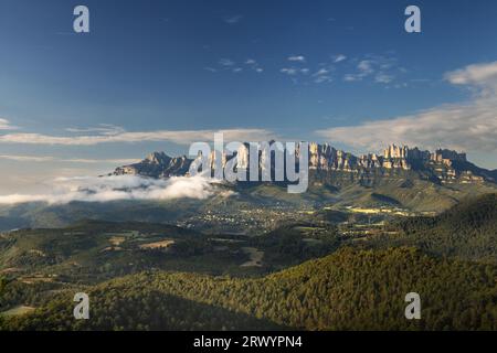 Catena montuosa di Montserrat, vista da nord, Spagna, Katalonia, Serralada Prelitoral Catalana Foto Stock