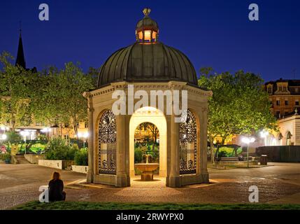 padiglione sulla piazza Kochbrunnenplatz di notte, Germania, Assia, Wiesbaden Foto Stock
