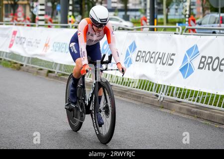 Emmen, Paesi Bassi. 21 settembre 2023. EMMEN, PAESI BASSI - 21 SETTEMBRE: Shirin van Anrooij dei Paesi Bassi dopo aver gareggiato nell'Elite Mixed Team Relay dei Campionati europei di ciclismo su strada UEC 2023 al WILDLANDS Adventure Zoo Emmen il 21 settembre 2023 a Emmen, Paesi Bassi (foto di Rene Nijhuis/BSR Agency) credito: BSR Agency/Alamy Live News Foto Stock