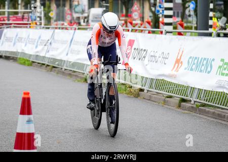 Emmen, Paesi Bassi. 21 settembre 2023. EMMEN, PAESI BASSI - 21 SETTEMBRE: Shirin van Anrooij dei Paesi Bassi dopo aver gareggiato nell'Elite Mixed Team Relay dei Campionati europei di ciclismo su strada UEC 2023 al WILDLANDS Adventure Zoo Emmen il 21 settembre 2023 a Emmen, Paesi Bassi (foto di Rene Nijhuis/BSR Agency) credito: BSR Agency/Alamy Live News Foto Stock