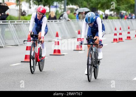 Emmen, Paesi Bassi. 21 settembre 2023. EMMEN, PAESI BASSI - 21 SETTEMBRE: Audrey Cordon Ragot di Francia e Cedrine Kerbaol di Francia dopo aver gareggiato nell'Elite Mixed Team Relay dei Campionati europei di ciclismo su strada 2023 UEC al WILDLANDS Adventure Zoo Emmen il 21 settembre 2023 a Emmen, Paesi Bassi (foto di Rene Nijhuis/BSR Agency) credito: Agenzia BSR/Alamy Live News Foto Stock