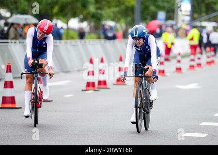 Emmen, Paesi Bassi. 21 settembre 2023. EMMEN, PAESI BASSI - 21 SETTEMBRE: Audrey Cordon Ragot di Francia e Cedrine Kerbaol di Francia dopo aver gareggiato nell'Elite Mixed Team Relay dei Campionati europei di ciclismo su strada 2023 UEC al WILDLANDS Adventure Zoo Emmen il 21 settembre 2023 a Emmen, Paesi Bassi (foto di Rene Nijhuis/BSR Agency) credito: Agenzia BSR/Alamy Live News Foto Stock