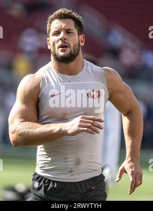 Santa Clara, Stati Uniti. 21 settembre 2023. Il defensive end dei San Francisco 49ers Nick Bosa si scalda per giocare con i New York Giants al Levi's Stadium di Santa Clara, California, giovedì 21 settembre 2023. Foto di Terry Schmitt/UPI credito: UPI/Alamy Live News Foto Stock