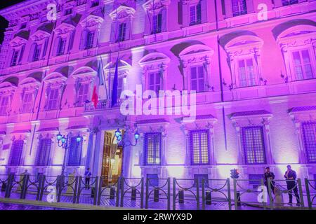 Roma, Italia. 21 settembre 2023. La facciata di Palazzo Madama, sede del Senato della Repubblica Italiana, illuminata in viola per celebrare la giornata dell'Alzheimer a Roma. Il morbo di Alzheimer è una sindrome neurodegenerativa le cui cause sono ancora sconosciute. Secondo l'Organizzazione Mondiale della Sanità, più di 55 milioni di persone soffrono di demenza nel mondo, più del 60% di loro vive in paesi a basso e medio reddito. Ogni anno vengono registrati quasi 10 milioni di nuovi casi. Nel 2019, la demenza è costata alle economie globali 1,3 trilioni di dollari. La malattia di Alzheimer rappresenta il 60-70% dei casi di demenza. (Immagine di credito: Foto Stock