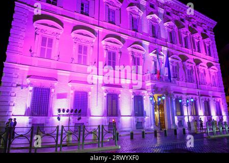 Roma, Italia. 21 settembre 2023. 21 settembre 2023, Roma, Italia: La facciata di Palazzo Madama, sede del Senato della Repubblica Italiana, illuminata in viola per celebrare la giornata dell'Alzheimer a Roma. Il morbo di Alzheimer è una sindrome neurodegenerativa le cui cause sono ancora sconosciute. Secondo l'Organizzazione Mondiale della Sanità, più di 55 milioni di persone soffrono di demenza nel mondo, più del 60% di loro vive in paesi a basso e medio reddito. Ogni anno vengono registrati quasi 10 milioni di nuovi casi. Nel 2019, la demenza è costata alle economie globali 1,3 trilioni di dollari. La malattia di Alzheimer rappresenta il 60-70% o Foto Stock