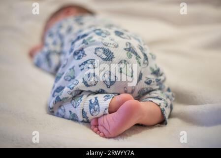 Neonato che dorme sullo stomaco con il bottino alzato Foto Stock