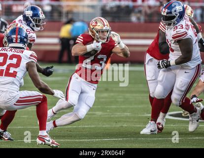 Santa Clara, Stati Uniti. 21 settembre 2023. Il running back dei San Francisco 49ers Christian McCaffrey (23) svincolò i New York Giants nel primo quarto al Levi's Stadium di Santa Clara, California, giovedì 21 settembre 2023. Foto di Terry Schmitt/UPI credito: UPI/Alamy Live News Foto Stock