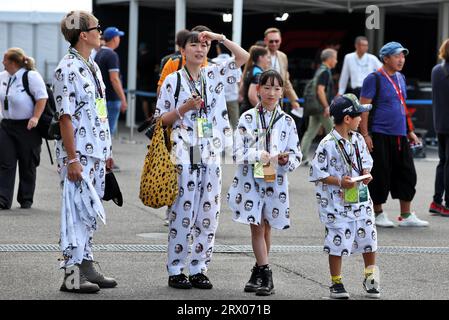 Suzuka, Giappone. 22 settembre 2023. Atmosfera Paddock - fan. Campionato del mondo di Formula 1, Rd 17, Gran Premio del Giappone, venerdì 22 settembre 2023. Suzuka, Giappone. Crediti: James Moy/Alamy Live News Foto Stock