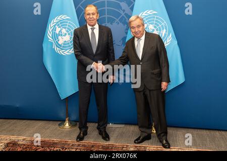 Il Segretario generale Antonio Guterres incontra il Ministro degli Esteri russo Sergey Lavrov presso la sede delle Nazioni Unite a New York il 21 settembre 2023 Foto Stock