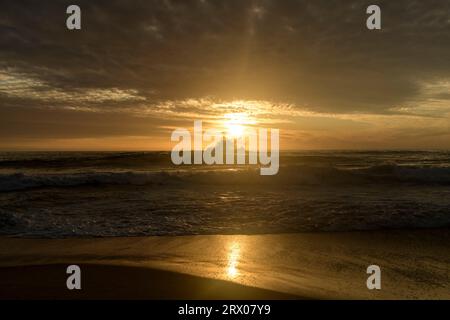 21 settembre 2023, Vina del Mar, Valparaiso, Cile: Tramonto con il sole quasi nascosto nel mare, nel pomeriggio di giovedì 21 settembre sulla spiaggia di Renaca, Cile. (Immagine di credito: © Eduardo Hidalgo/ZUMA Press Wire) SOLO USO EDITORIALE! Non per USO commerciale! Foto Stock