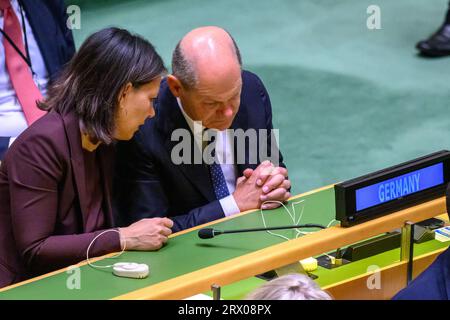 New York, USA, 19 settembre 2023. Il cancelliere tedesco Olaf Scholz ascolta il ministro degli Esteri tedesco Annalena Baerbock mentre assistono all'apertura Foto Stock