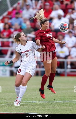 21 settembre 2023: Il centrocampista dell'Alabama Macy Clem n. 2 sale di fronte al centrocampista dell'Arkansas Bea Franklin n. 8 a testa un pallone. L'Arkansas sconfisse Alabama 5-0 a Fayetteville, Arkansas. Richey Miller/CSM Foto Stock