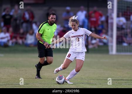 21 settembre 2023: Il centrocampista del Razorback Bea Franklin n. 8 si prepara a spostare la palla sul campo. L'Arkansas sconfisse Alabama 5-0 a Fayetteville, Arkansas. Richey Miller/CSM Foto Stock