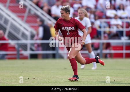 21 settembre 2023: Macy Clem n.2 centrocampista dell'Alabama sale sul campo. L'Arkansas sconfisse Alabama 5-0 a Fayetteville, Arkansas. Richey Miller/CSM Foto Stock