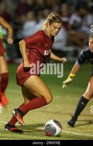 21 settembre 2023: Macy Clem n. 2 centrocampista dell'Alabama guarda la palla mentre si avvicina a lei. L'Arkansas sconfisse Alabama 5-0 a Fayetteville, Arkansas. Richey Miller/CSM Foto Stock