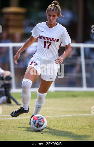 21 settembre 2023: Kennedy Ball n. 17 centrocampista dell'Arkansas dribbling la palla ai margini. L'Arkansas sconfisse Alabama 5-0 a Fayetteville, Arkansas. Richey Miller/CSM Foto Stock