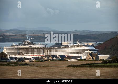 Churchbay, Crosshaven, Cork, Irlanda. 21 settembre 2023. In tarda serata la nave da crociera MSC preziosa passa davanti alle case sul lungomare di Graball Bay, Crosshaven, Co. Cork mentre parte per un viaggio ad Amburgo, in Germania. - Credito: David Creedon / Alamy Live News Foto Stock