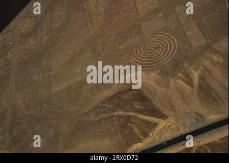 Vista aerea del geoglifo a spirale alle linee di Nazca in Perù Foto Stock