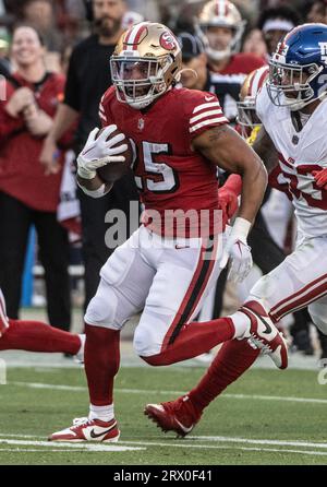 Santa Clara, Stati Uniti. 21 settembre 2023. Il running back dei San Francisco 49ers Elijah Mitchell (25) corre contro i New York Giants nel secondo quarto al Levi's Stadium di Santa Clara, California, giovedì 21 settembre 2023. Foto di Terry Schmitt/UPI credito: UPI/Alamy Live News Foto Stock