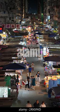 Mercato locale di Hong Kong e cabina di marciapiede in fa Yuen Street o Garden Street a Mong Kok Foto Stock