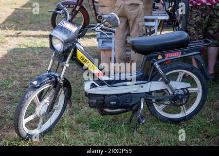 Bordeaux , Francia - 09 12 2023 : yamaha yamy moped 50cc vecchia moto d'epoca logo marchio e cartello di testo sulla moto laterale Foto Stock