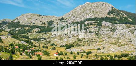 Paesaggio montano panoramico al parco nazionale di Lovcen con il Mausoleo di Njegos in cima. Montenegro Foto Stock