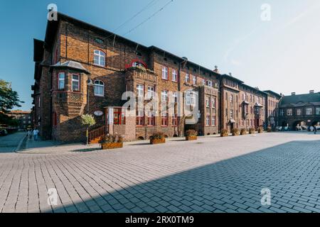 Katowice, Polonia - 5 agosto 2023: Tradizionale distretto slesiano Nikiszowiec. Vecchie case in mattoni ristrutturate, costruite per i minatori di carbone nel 1908-1919 Foto Stock