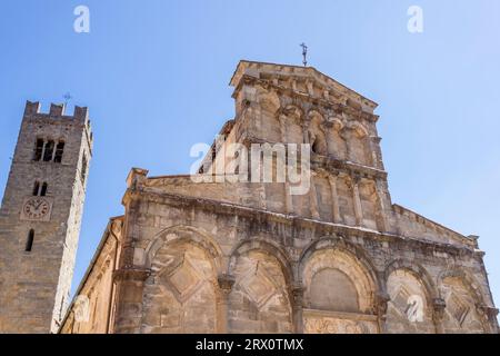 L'antica chiesa parrocchiale di Santa Maria Assunta nel centro storico di Villa Basilica, Lucca, Italia Foto Stock