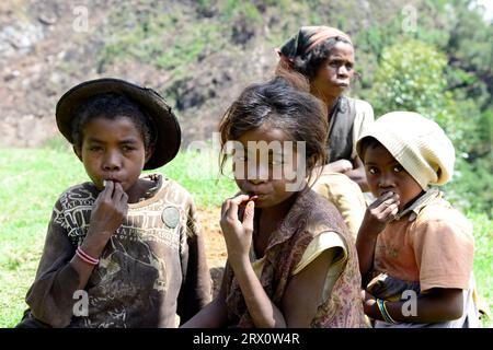 Bambini malgasci in un remoto villaggio nel Madagascar centrale. Foto Stock