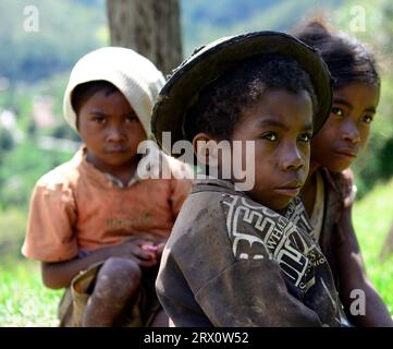 Bambini malgasci in un remoto villaggio nel Madagascar centrale. Foto Stock