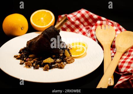 Codolo di agnello grigliato al carbone con insalata fresca Foto Stock
