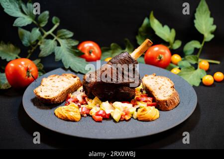 Codolo di agnello grigliato al carbone con insalata fresca Foto Stock