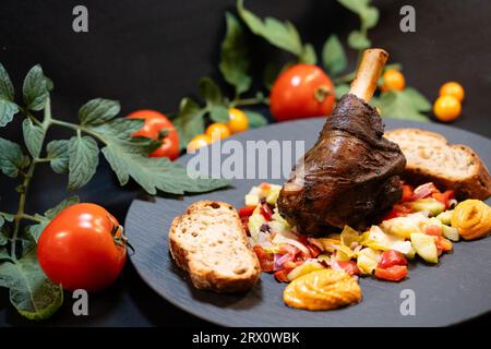 Codolo di agnello grigliato al carbone con insalata fresca Foto Stock