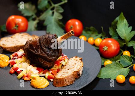 Codolo di agnello grigliato al carbone con insalata fresca Foto Stock