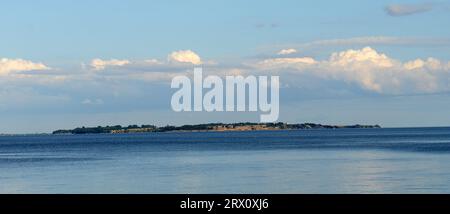 Una vista dell'isola di Ven in Svezia vista dal Louisiana Museum of Modern Art di Humlebaek, Danimarca. Foto Stock